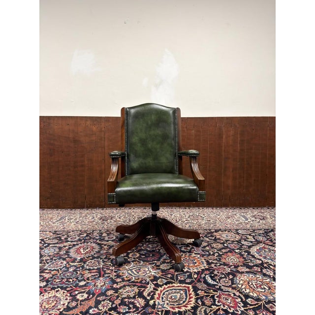 English Green Chesterfield Desk Chair, in Very Good conditions. Designed 1920 to 1949