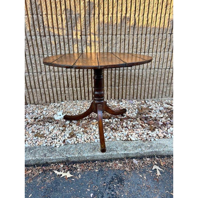 19th Century Antique Tiger Oak Duncan Phyfe Style Single Pedestal Round Table. For Sale - Image 5 of 11