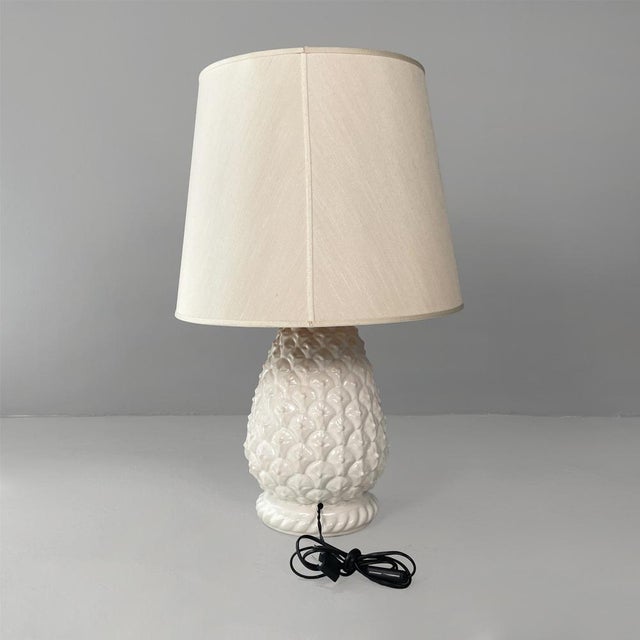 Italian modern table lamp ananas shape in white ceramic, 1970s Table lamp with a white glazed ceramic base in the shape of...