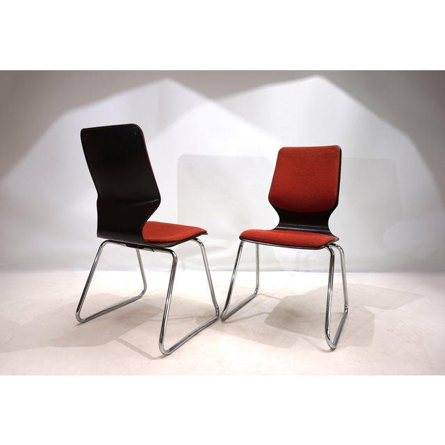 A set of 2 Flötotto chairs in the desired design with a high backrest and upholstered seat and back shell. These chairs...