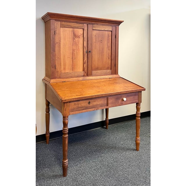 This beautiful 19th-century American country plantation desk showcases a classic two-piece design crafted from richly...