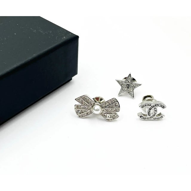 Chanel Brand New Silver CC Star Bow Crystal 3 Pins * Marked 21 * Made in France *Comes with the original box, pouch,...