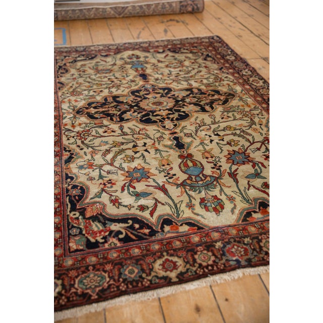 Shabby Chic 1910s Antique Persian Farahan Sarouk Scalloped Medallion Wool Rug For Sale - Image 3 of 11