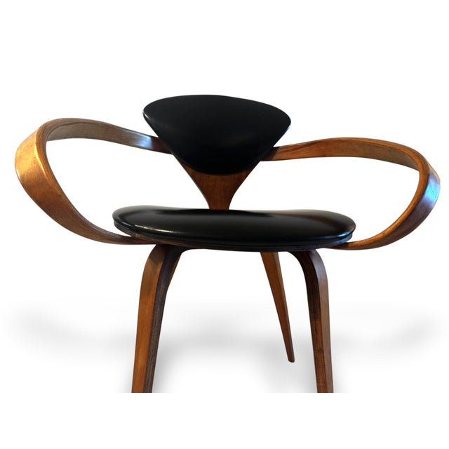 Brown Pair of Norman Cherner "Pretzel" Armchairs for Plycraft, Circa Early 1960s — Original Labels, Walnut, Black Leather For Sale - Image 8 of 11