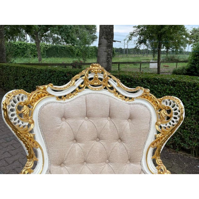 Ensemble de 2 fauteuils baroque contemporains médaillon rose et acier chromé