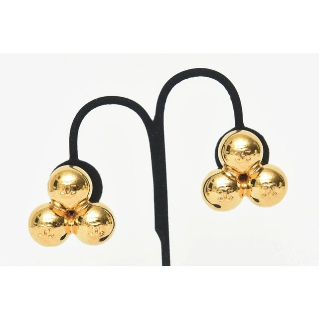 Chanel Gold Plated 3 Logo CC Cluster Ball Sphere Clip on Earrings , 1990's For Sale - Image 10 of 11