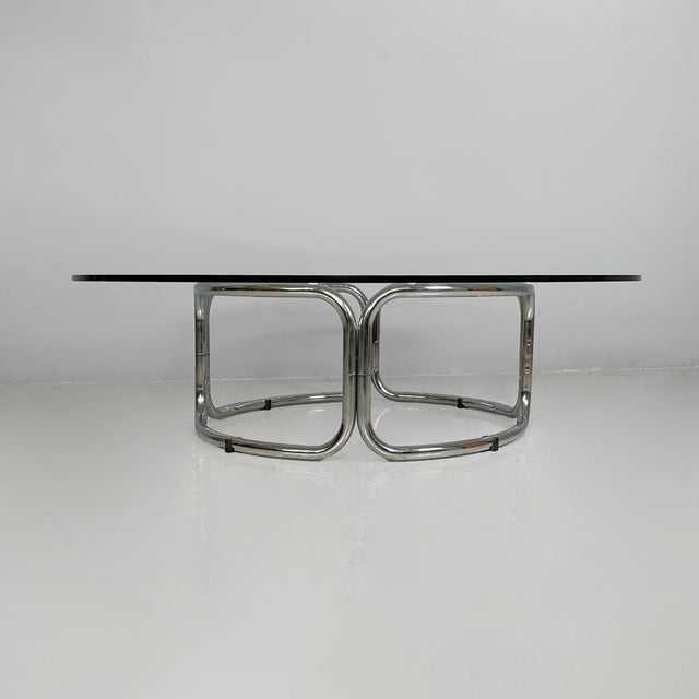 Italian modern coffee table in steel and glass, 1970s Coffee table with a round glass top. The frame is made entirely of...