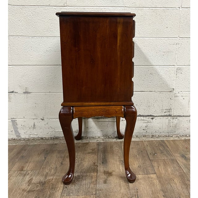 Vintage Queen Anne Style 20th Century Four Drawer Flatware Silver Chest For Sale - Image 4 of 8