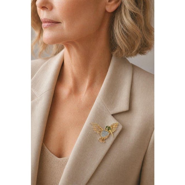 Mid-Century 18k Yellow Gold Emerald and Diamond Hummingbird Pin For Sale In Cincinnati - Image 6 of 6