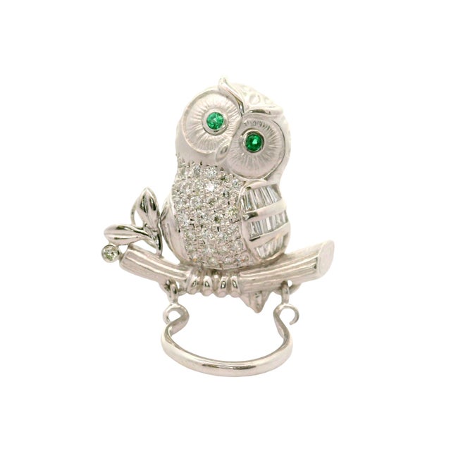 Diamond Emerald 18k White Gold Owl Brooch-Pendant For Sale In Los Angeles - Image 6 of 11