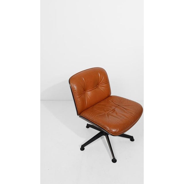 Armchair originally designed for the office but which is also perfect for home use, as a lounge chair in a living room or...