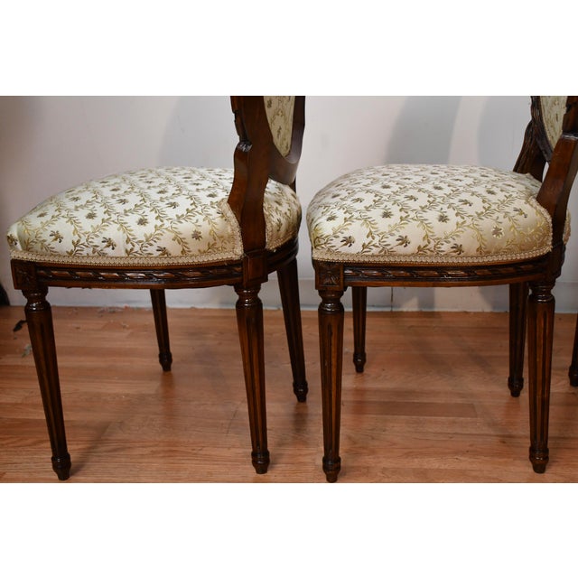 1930s French Louis XV Carved Walnut Set of 6 Dining Room Chairs / 2 Arm & 4 Side For Sale - Image 15 of 18