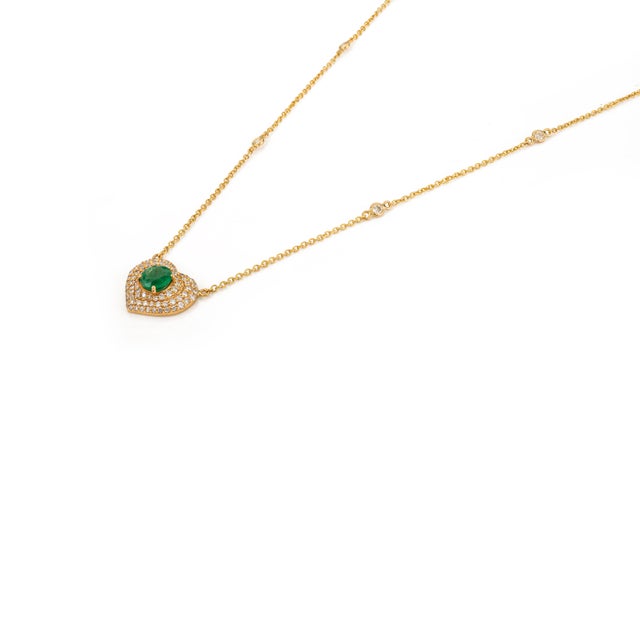 Art Deco VRJewels Triple Halo Diamond & Emerald Heart Pendant Necklace in 18k Gold For Sale - Image 3 of 14