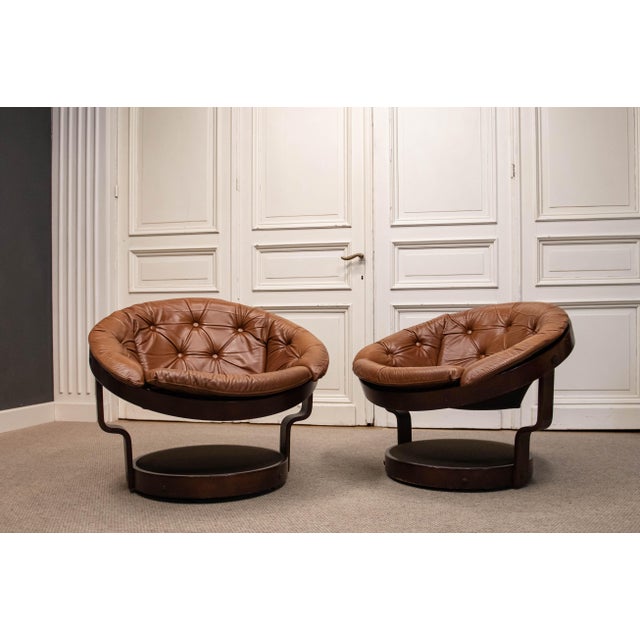 Its sculptural circular form is one of the model’s most distinctive features. A curved wooden frame surrounds the deep...