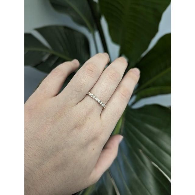 Elegant and timeless, this exquisite ring features a 1.09-carat round lab-grown diamond, renowned for its brilliance and...