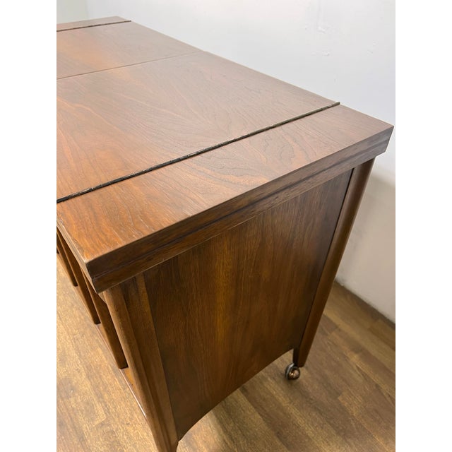 Wood Kent Coffey Mid-Century Modern Bar / Drinks Serving Cart With Expandable Top For Sale - Image 7 of 12