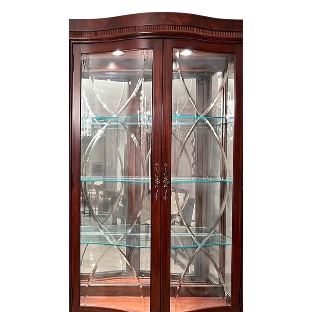 Brown 1990s Thomasville Mahogany Bogart Serpentine Curio Cabinet Hutch Shelf Breakfront For Sale - Image 8 of 18