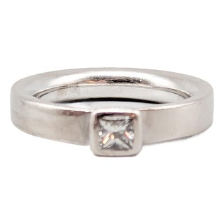 Diamond Ring in 18k White Gold For Sale