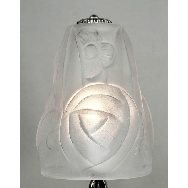 Silver Degue French Art Deco Table Lamp 1930s - Floral Glass & Nickeled Bronze For Sale - Image 8 of 9