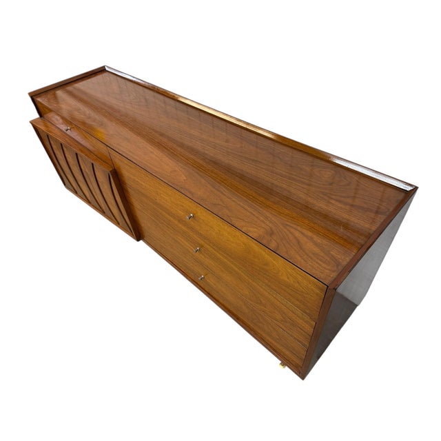 Wood Mid-Century Modern Catseye 4-Piece Walnut Bedroom Set W/Original Legs For Sale - Image 7 of 12