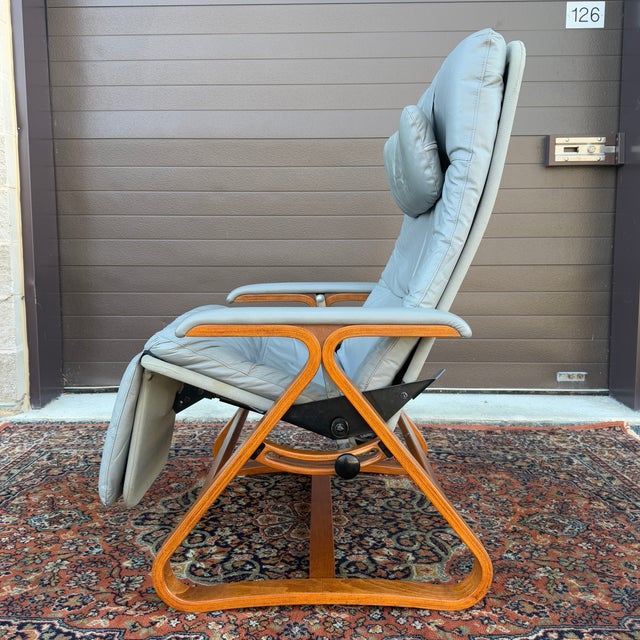 Plycraft Mid Century Modern Plycraft Zero Gravity Reclining Lounge Chair in Gray Leather & Canvas For Sale - Image 4 of 18