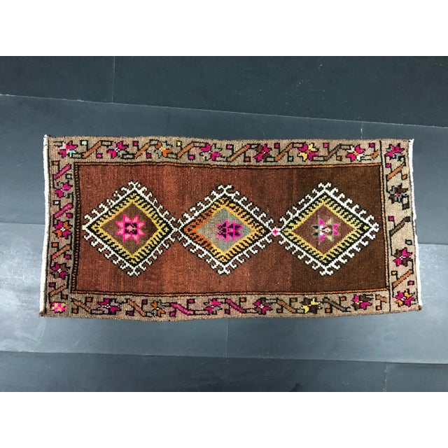 Boho Chic Geometric Design Turkish Vintage Small Rug 1′6″ × 2′11″ For Sale - Image 3 of 6
