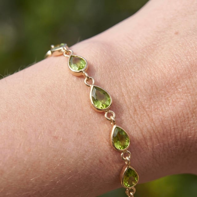 Natural Peridot Teardrop Bracelet | Dainty Gemstone Link Chain Bracelet | August Birthstone Bracelet for Woman For Sale - Image 4 of 4