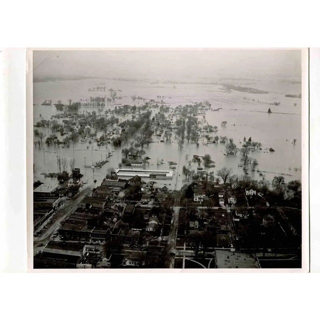 Hamburg - American Vintage Photograph is an original black and white photograph realized in the U.S in the mid-20th...