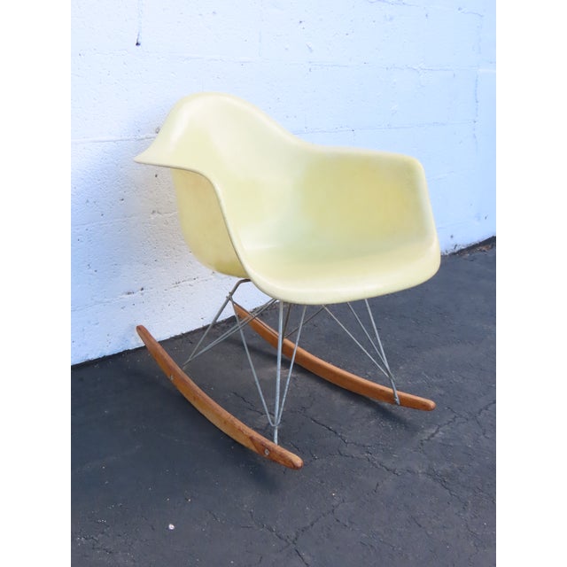 Herman Miller Herman Miller Eames Fiberglass Shell Rocking Chair 1960s Parchment Color 6641 For Sale - Image 4 of 18