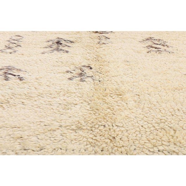 Mid 20th Century Vintage Neutral Moroccan Azilal Rug, 06'02 X 09'00 For Sale - Image 5 of 10