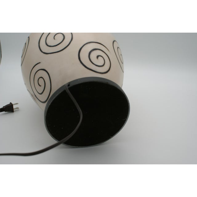 Contemporary Late 20th Century Black & Ivory Geometric Chulucanas Pottery Lamp – Handcrafted Peruvian Art Spiral Table Lamp For Sale - Image 3 of 6