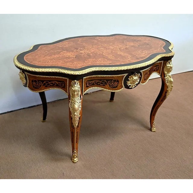 Violin -shaped ceremonial table with precious wood marquetry This exceptional furniture presents a marked top forming...