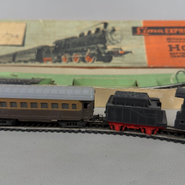 A magnificent and rare collectible model train set, ideal for historic train enthusiasts and lovers of the famous italian...