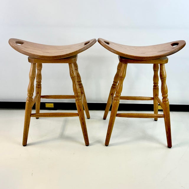1980s Vintage Americana Rustic Oak Curule Seat Swivel Counter Stools - A Pair. For Sale - Image 10 of 14