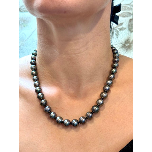 8-11.5 mm Tahitian Black Graduating Pearls Strand Necklace Yellow Gold Clasp 18K For Sale - Image 12 of 18