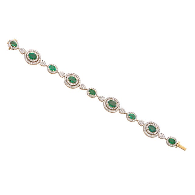 Modern Natural 5.92 Emerald Bracelet and Diamond Bracelet For Sale - Image 3 of 7