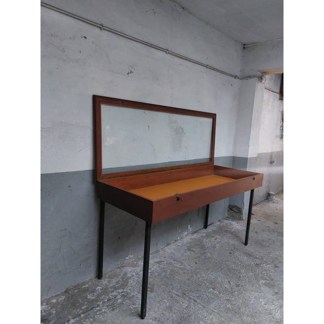 In good condition. there is some rust on the metal parts and some small traces of use on the wood. The furniture comes in...