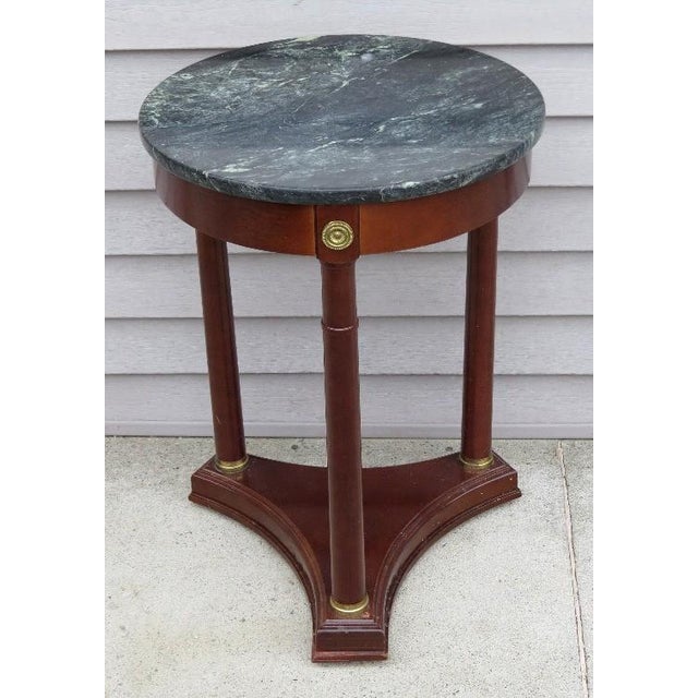 Neoclassical Vintage Bombay Company French Empire Style Green Marble and Mahogany Side Table Regency Revival For Sale - Image 3 of 7