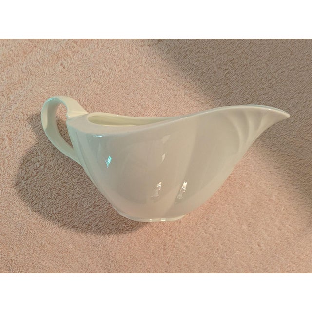 Ceramic 1980s Villeroy & Boch "Arco Weiss" Gravy Sauce Boat and Underplate For Sale - Image 7 of 18