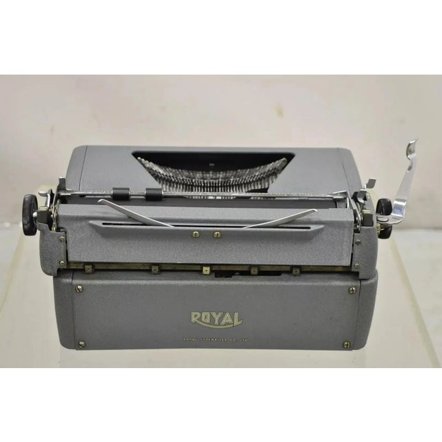 Vintage 1950's Mid-Century Royal Quiet De Luxe Typewriter in Case For Sale In Philadelphia - Image 6 of 11
