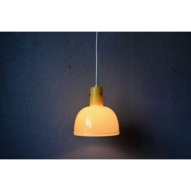 Sober, efficient and terribly endearing, this Scandinavian suspension lamp in yellow glass creates a luminous, soft...