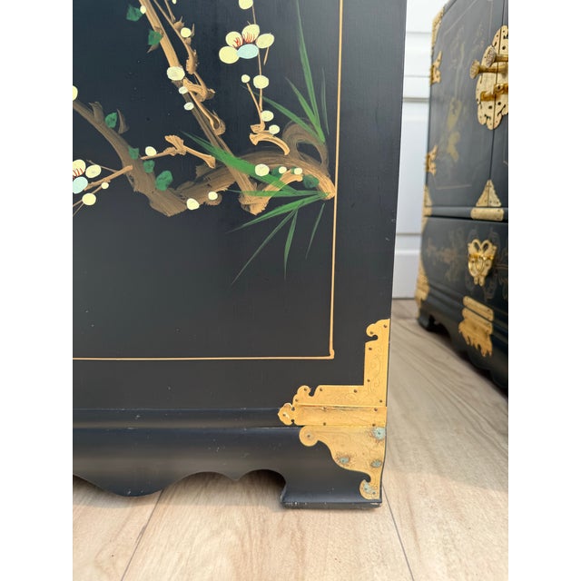 Pair of 1970s Chinoiserie Black Lacquer Nightstands With Hand-Painted Birds & Brass Hardware For Sale - Image 12 of 17
