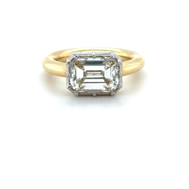 Elevate your jewelry collection with this exceptional diamond ring, featuring a stunning 3.01 carat emerald cut diamond,...