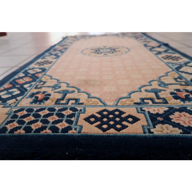 This handmade vintage Chinese Art Deco rug from the 1930s is a striking example of early 20th-century design, blending...