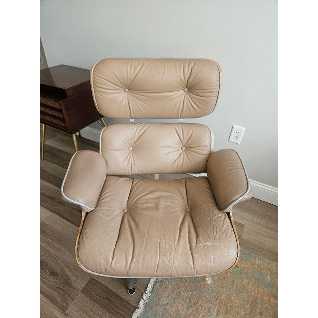 Eames Vintage Mid-Century Modern c.f.a. Eames-Style Lounge Chair & Ottoman – Tan/Camel Leather For Sale - Image 4 of 8