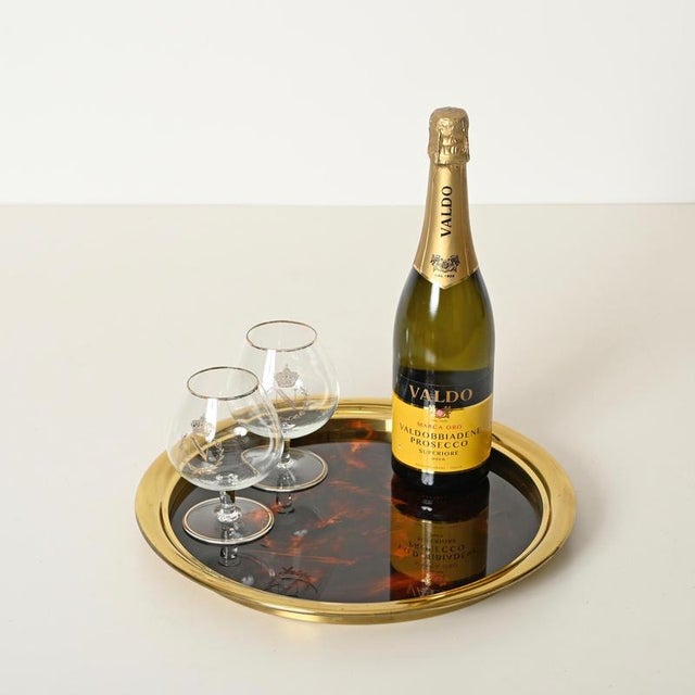Glamorous round serving tray in vibrant tortoiseshell-effect acrylic and gilt brass. This stylish piece was produced in...