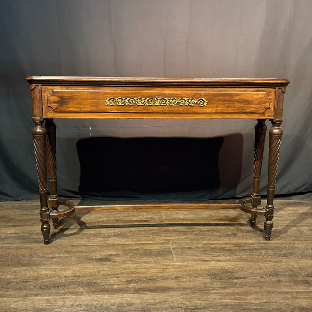 Antique French jardinière planter, elegant and finely crafted in richly figured walnut with refined neoclassical...