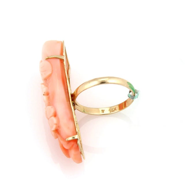 Late 20th Century Long Coral Curved Floral 14k Yellow Gold Bar Ring - Size 7 For Sale - Image 5 of 6