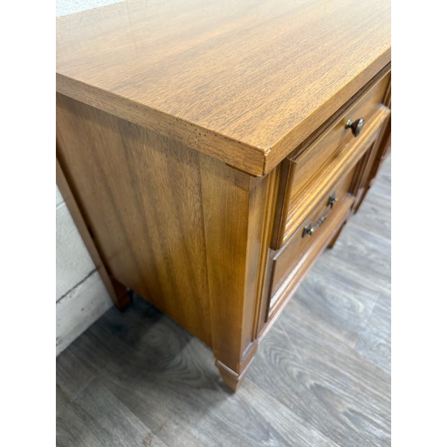 Neoclassical Vintage Dixie Furniture Mid Century Traditional Neoclassical Nightstands - Pair For Sale - Image 3 of 17
