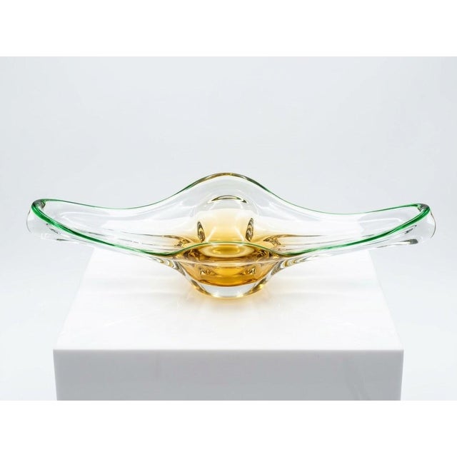 Mid-Century Modern Hand-Blown Winged Art Glass Bowl in Clear with Salmón, Green Edge Detail, 1970s, in Very Good...